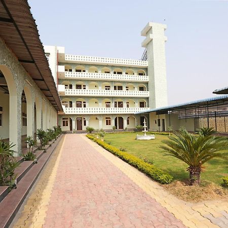 קוטה Hotel O Radhika Resort מראה חיצוני תמונה